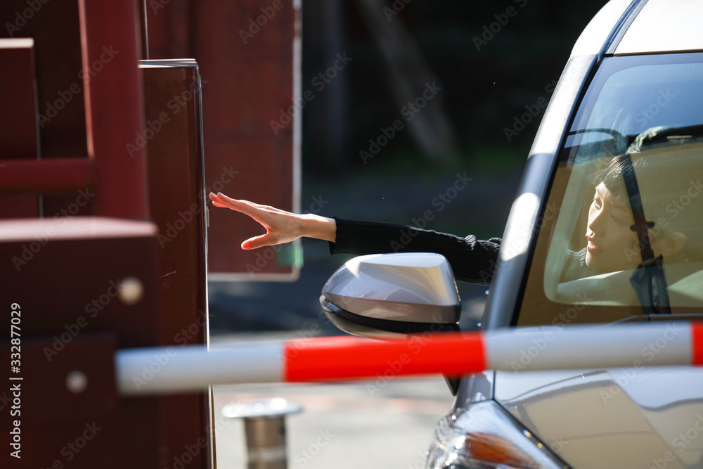 手を伸ばし駐車券を撮る女性 手を伸ばし駐車券を撮る女性