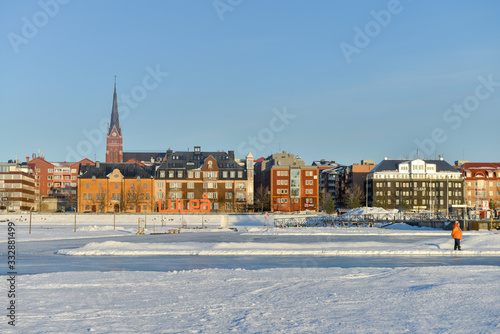 vue de la mer gelée et enneigée du nord arctique dans la ville de Luleå en Suède 