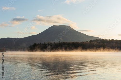 日本・北海道の国立公園、阿寒湖の夜明け