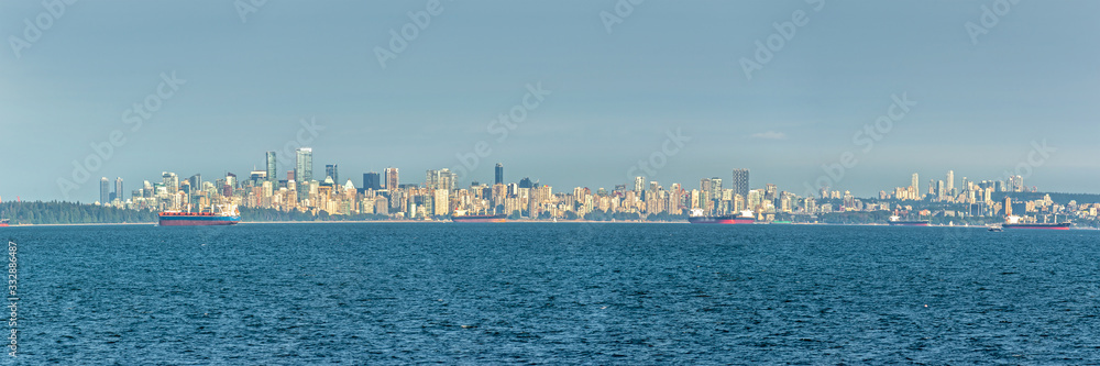 Naklejka premium Panoramiczny pejzaż Vancouver, widok na panoramę z oceanu Kolumbia Brytyjska, Kanada