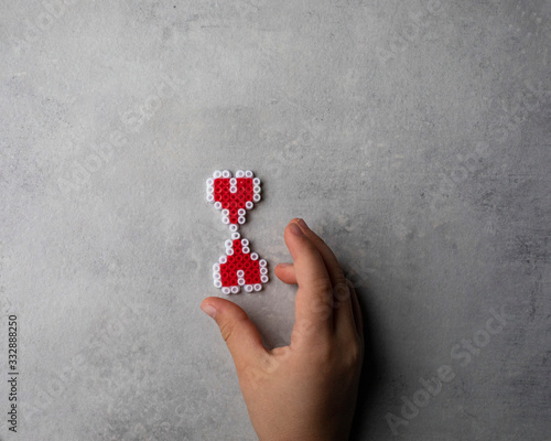 Fotografija niño cogiendo a dos corazones
