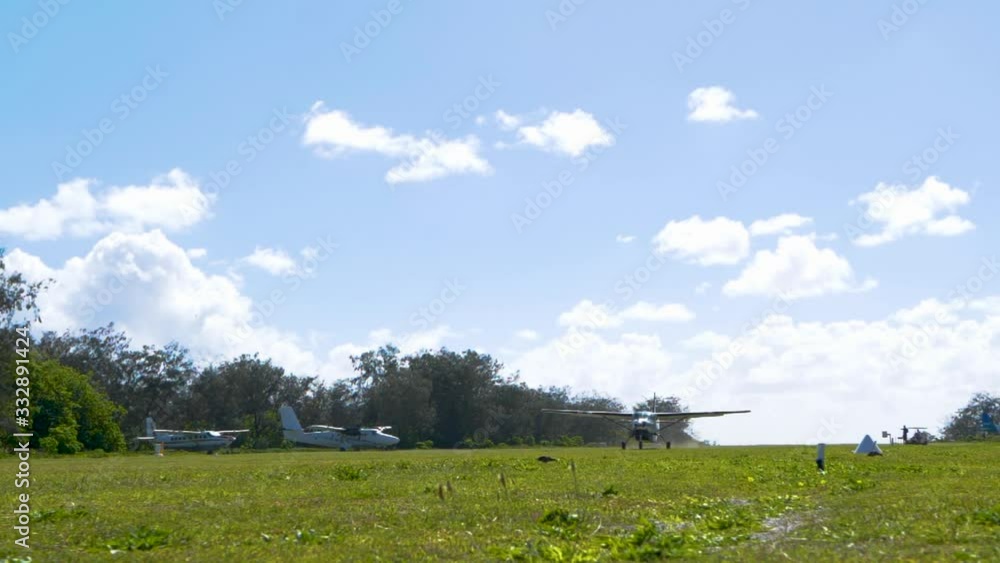 Small propeller plane takeoff - Lady Elliot Island (Slow Motion) Small propeller plane takeoff - Lady Elliot Island (Slow Motion)