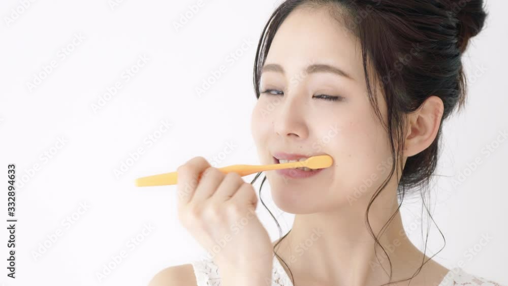 歯磨きする女性 歯磨きする女性
