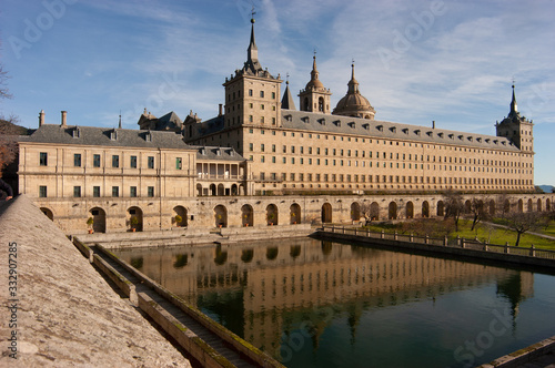 Vista de la fachada sur del Real Monasterio de San Lorenzo de El Escorial reflejada en el estanque.