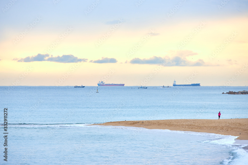 Obraz premium Morning on the beach of Barceloneta in Barcelona, Spain