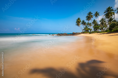 Piękna plaża nad oceanem w słoneczny dzień © piotrszczepanek