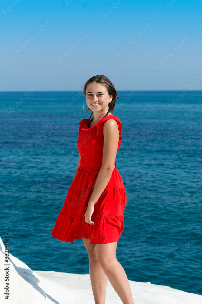 Obraz na płótnie Młoda dziewczyna na tle morza w salonie