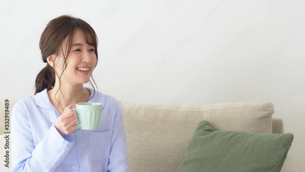 飲み物を飲む女性