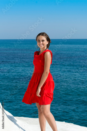 Młoda dziewczyna na tle morza