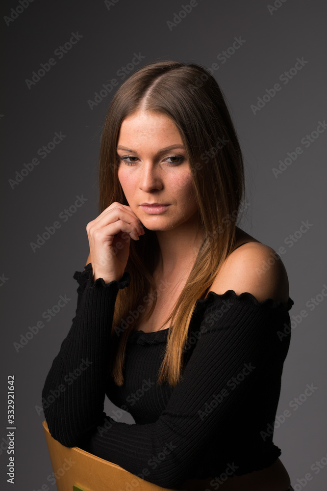 Porträt einer jungen Frau im Studio Porträt einer jungen Frau im Studio