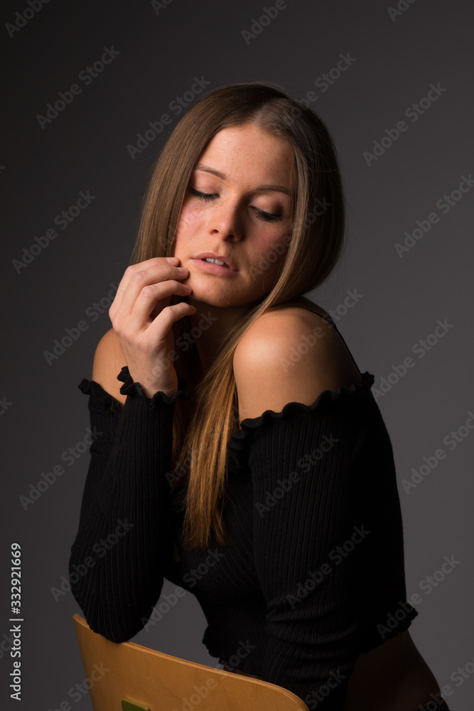 Porträt einer jungen Frau im Studio Porträt einer jungen Frau im Studio
