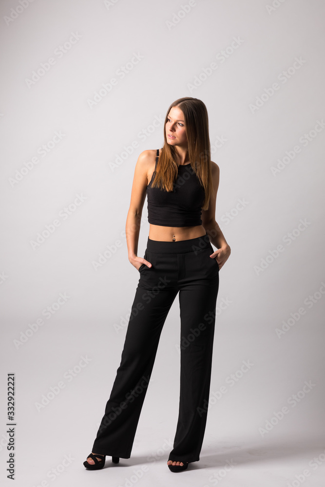Frau in modischer Röhrenhose Frau in modischer Röhrenhose