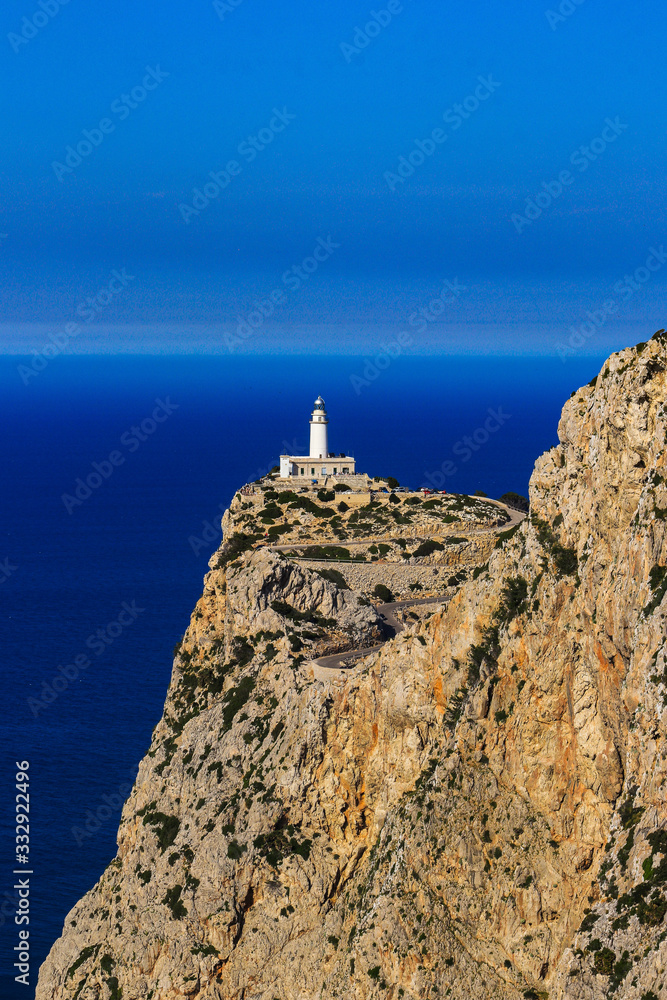 auf den Klippen stehender Leuchtturm am Cap Formentor in Mallorca