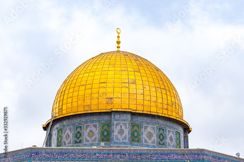 Murais de parede The dom of the Dome of the Rock mosque on the Temple Mount in the Old Town of Je