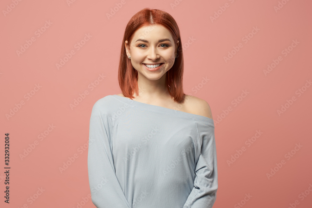 Obraz premium Happy woman in gray sweater standing in studio