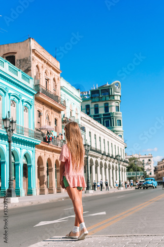 Canvas Print Tourist girls in popular area in Havana, Cuba