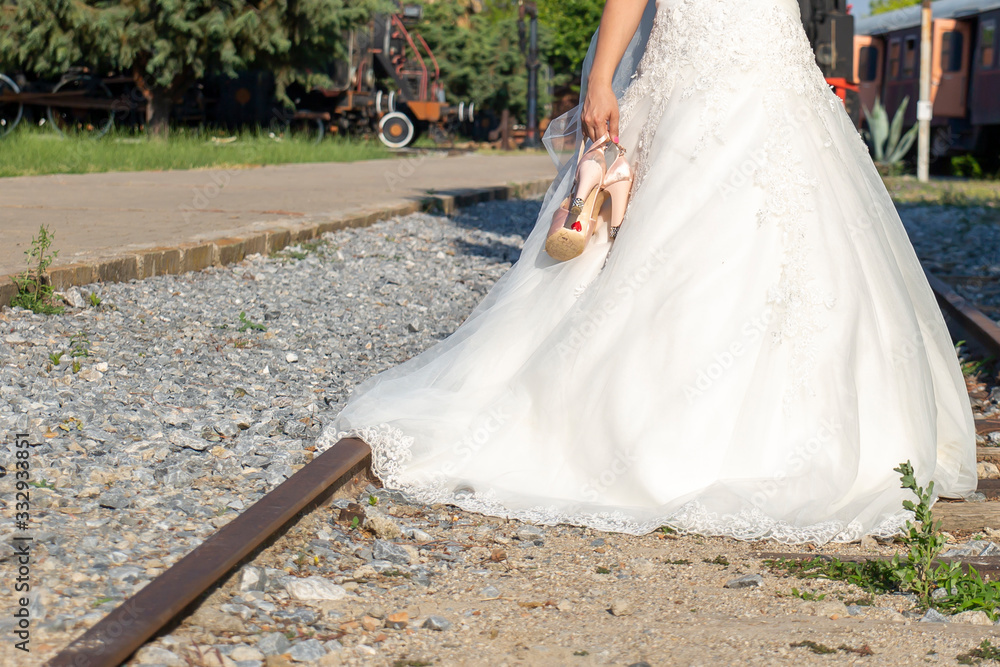 Obraz premium bride walking the railway, wedding concept