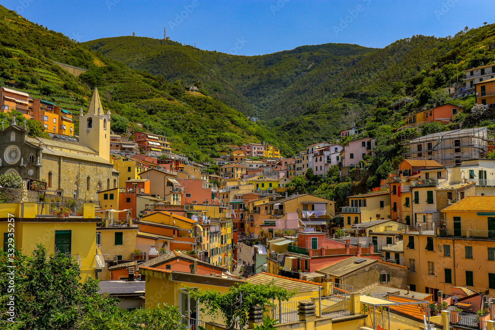 Blick auf die gelben Häuser in den Bergen von Ligurien