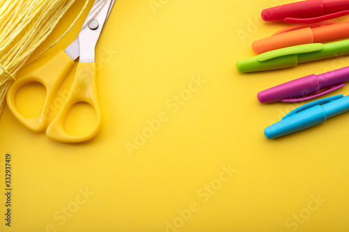 kolorowe długopisy na żółtym tle photo