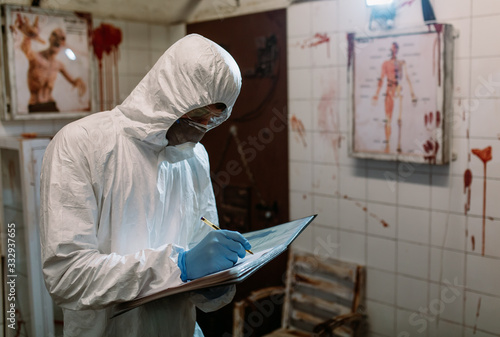 Foto Scientist doctor biologist in protective suit writing vaccine experimental repor