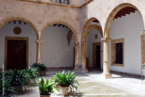 Historischer Innenhof mit B  gen in der Altstadt von Palma