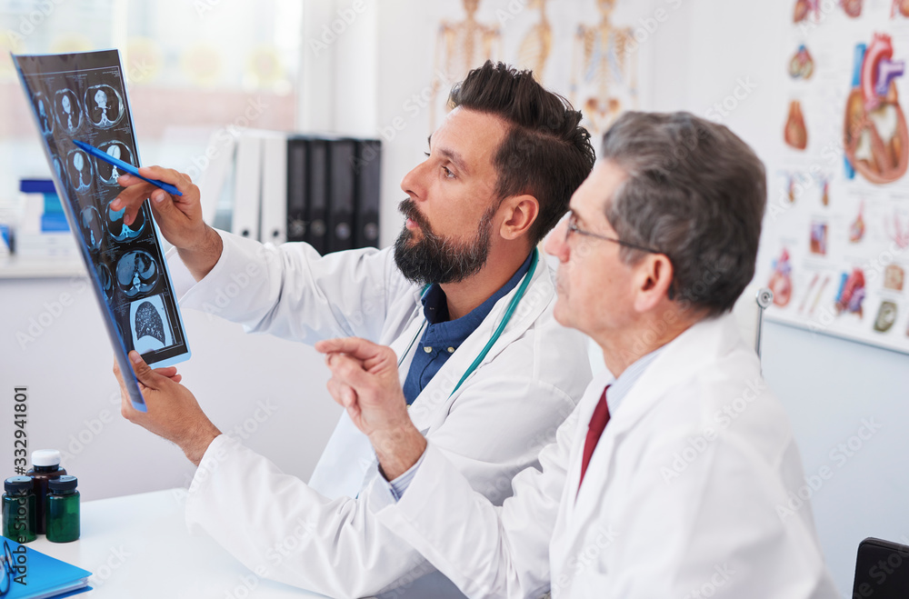 Obraz premium Two doctors consult the X-ray Image