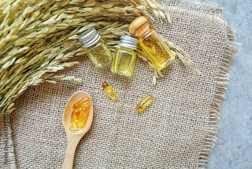 Fotografie Rice bran oil capsules containing gamma oryzanol, concentrated 6 times more antioxidant than vitamin E, adjust the skin to look younger