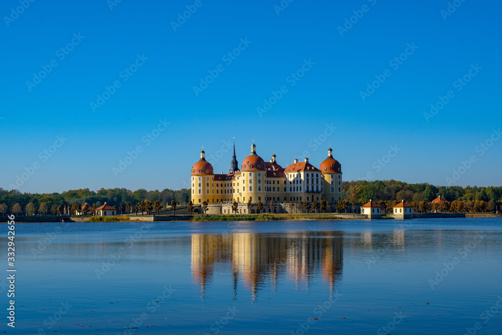 Weitblick auf das Schloss Moritzburg und den See in Dresden