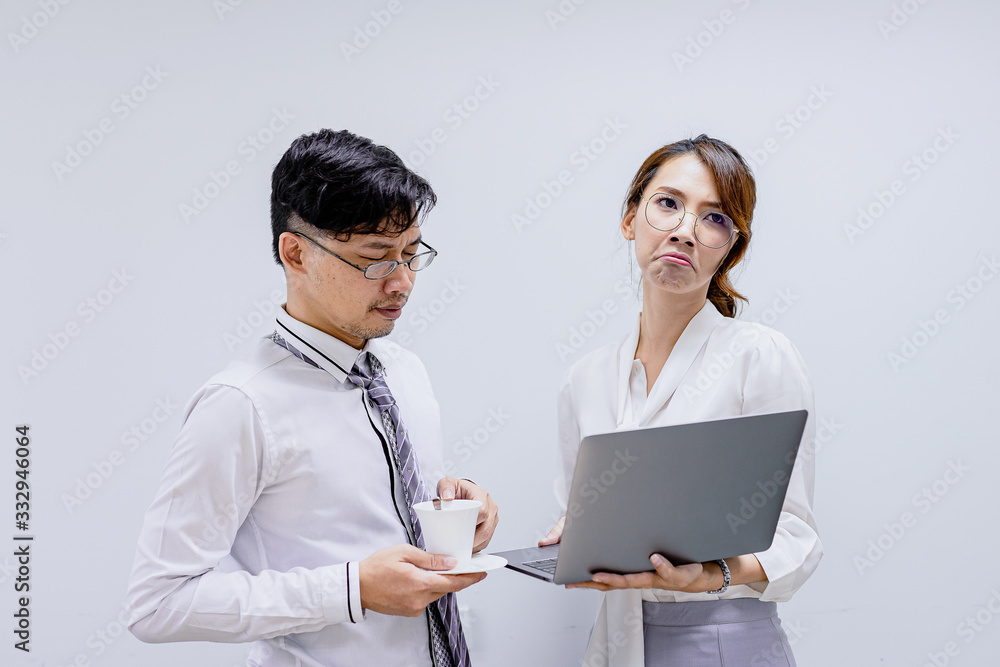 Pictures of a female employee showing offensive faces that the boss examined her work Pictures of a female employee showing offensive faces that the boss examined her work