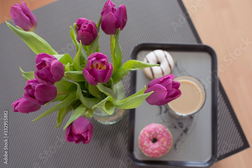 Blumen, Kaffee und Donout