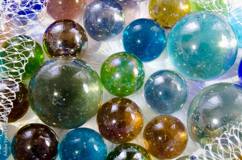 Разноцветные стеклянные шарики фото в сетке