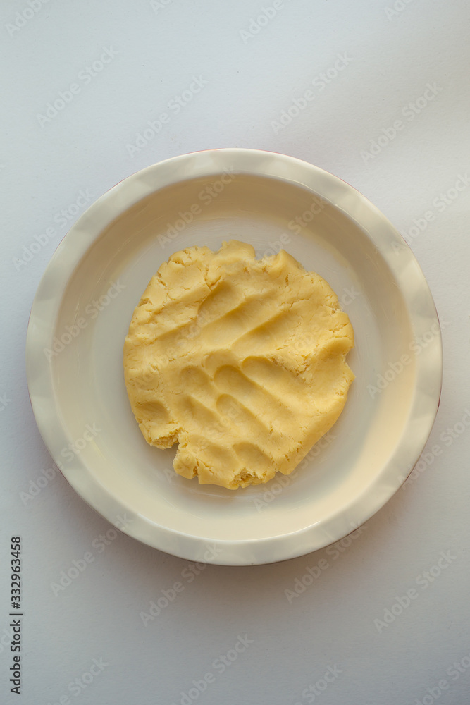 cooking tuna and spinach pie. raw tuna and spinach pie ingredients. Dough. grated cheese. Homemade tuna pie with cheese. Top view. cooking tuna and spinach pie. raw tuna and spinach pie ingredients. Dough. grated cheese. Homemade tuna pie with cheese. Top view.