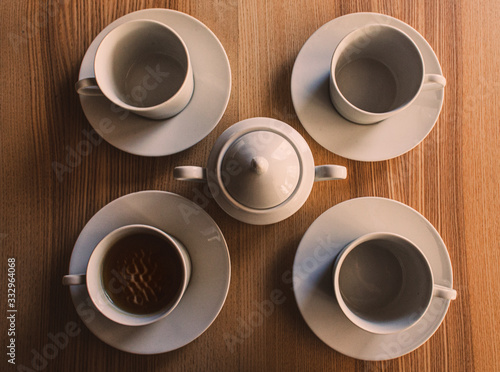 Cuatro tazas blancas para el café