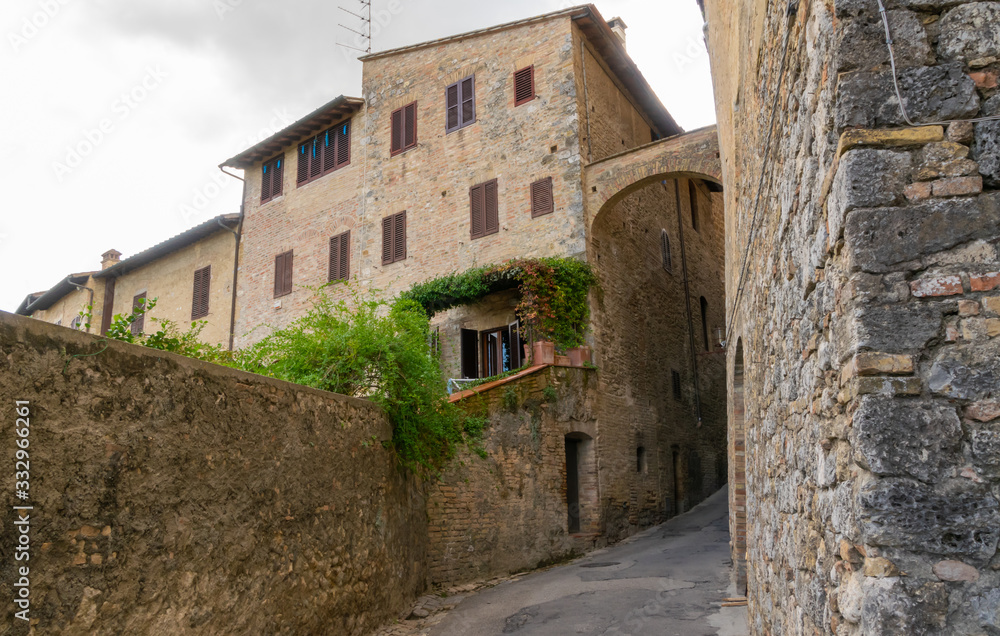 Narrow street and its houses, located in San Gimignano, Italy