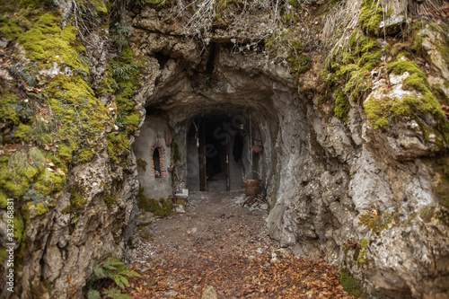 Fototapeta Naklejka Na Ścianę i Meble -  cueva de la vieja del monte. recreacion de cueva habitada