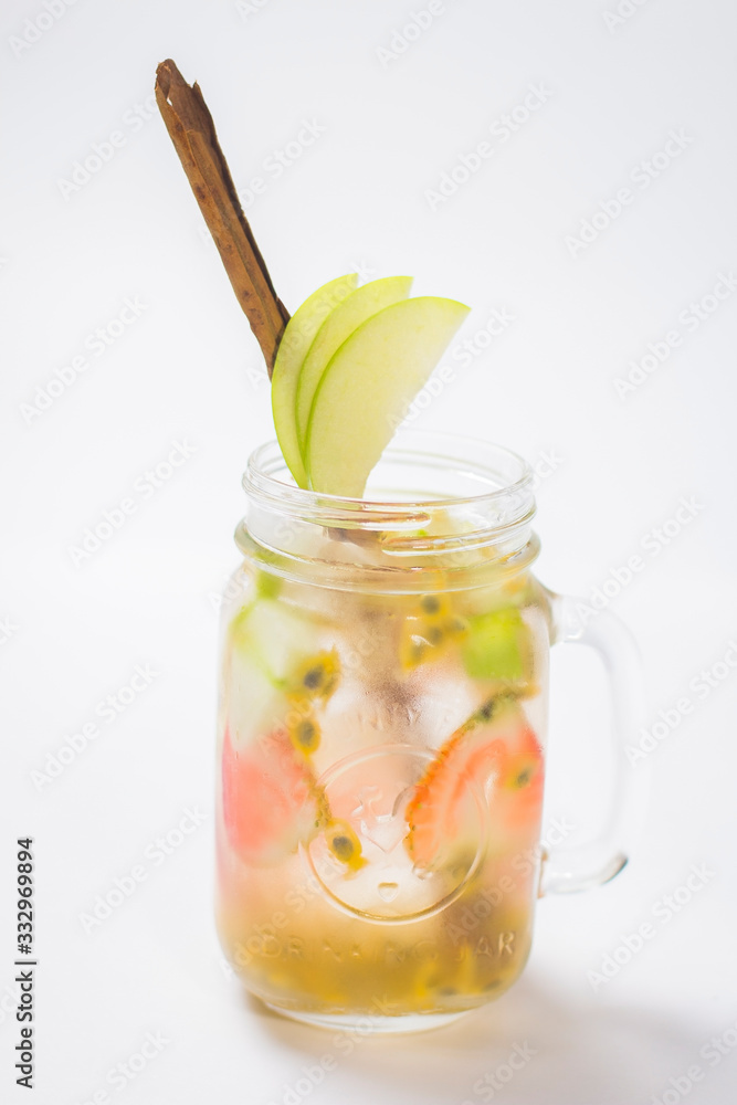 Bebida de frutas con hielo, refrescante y saludable Bebida de frutas con hielo, refrescante y saludable