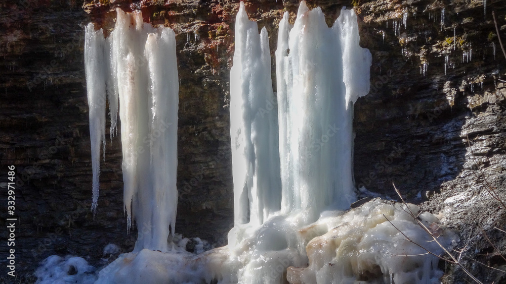 Obraz premium Hamilton is a beautiful Canadian city with forest and waterfalls