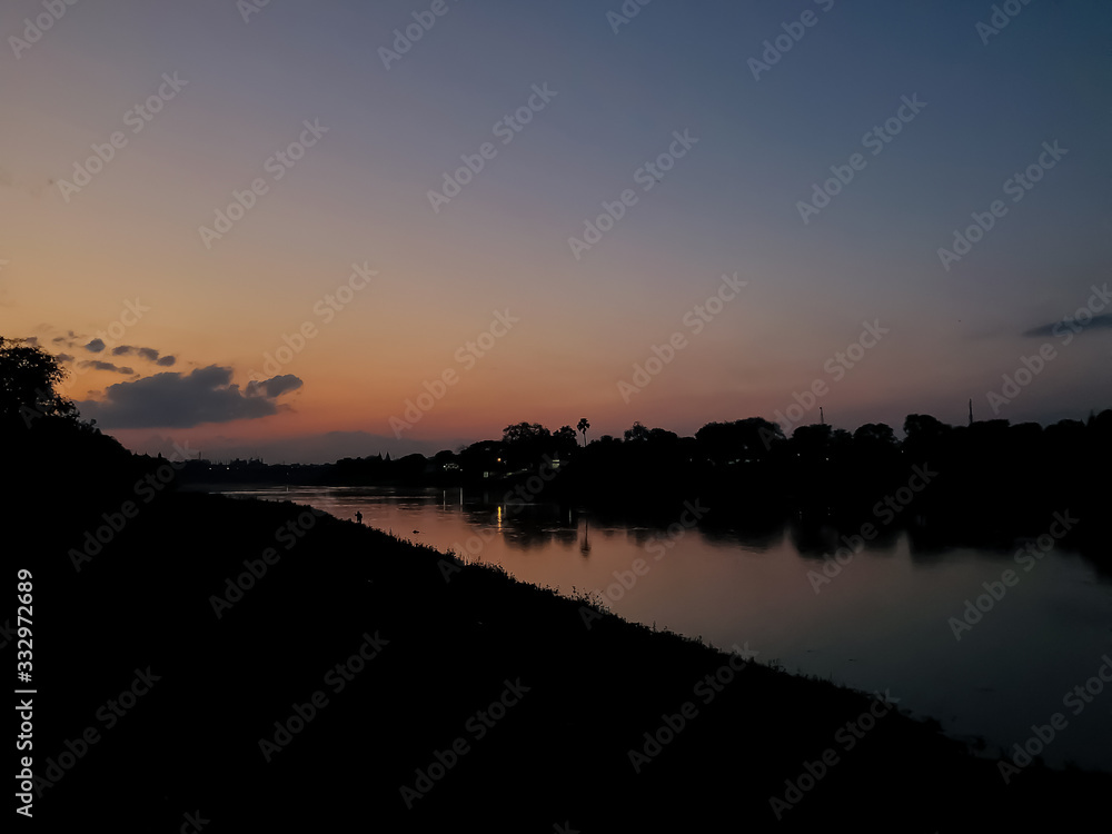 Obraz premium sunset over lake