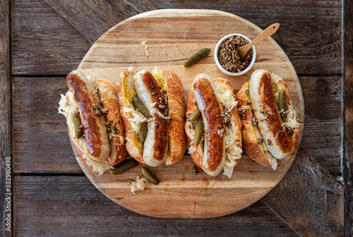 Leckere Hot Dogs mit Bratwurst photo