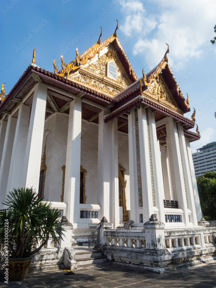 Fototapeta premium Wat Pathum wanaram Ratchaworawihan temple in Bangkok thailand.