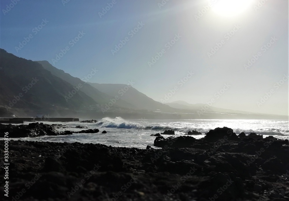 Fototapeta premium waves crashing on rocks