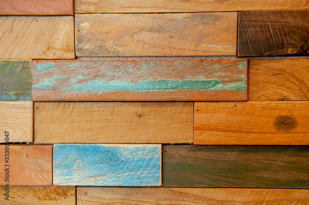 カラフルな木製タイルの壁