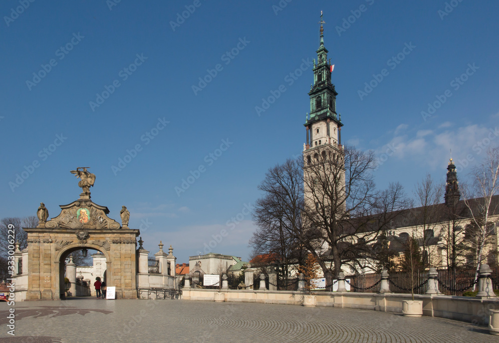 Obraz premium The national sanctuary of Poland, the monastery of Our Lady of Czestochowa at Jasna Gora with an empty square during the Koronavirus epidemic