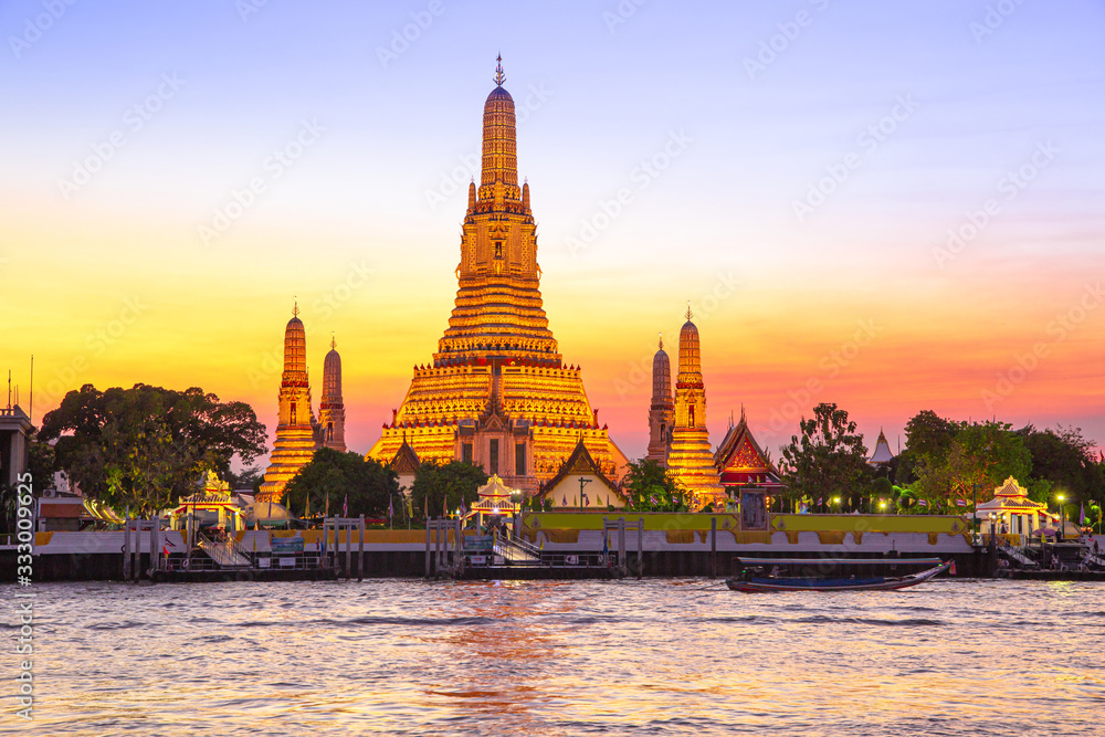 Naklejka premium Wat Wat Arun temple in front of Chao Phraya river in Bangkok at dusk. ThailandArun temple in front of Chao Phraya river in Bangkok at dusk. Thailandv
