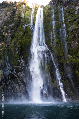 Großer Wasserfall in Milford Sound