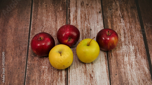 Des pommes sur une table en bois brune et des lattes en bois teinture brunne photo