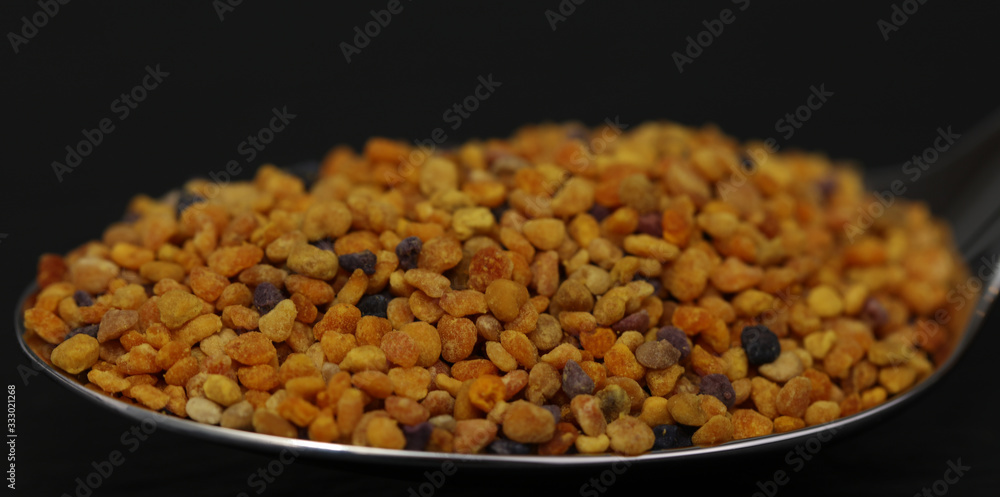 Propolis Blütenpollen Bienenpollen auf einem Löffel Propolis Blütenpollen Bienenpollen auf einem Löffel
