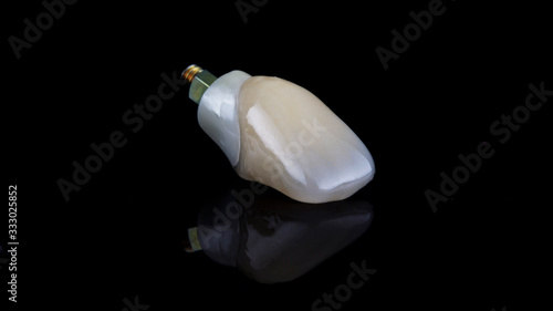 Fotografia composition of a super macro photo of a dental crown of an anterior ceramic inci