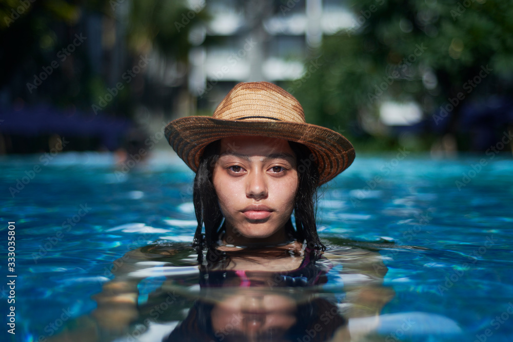 Foto de Stylish trendy young teen visco girl in the pool wearing a ...