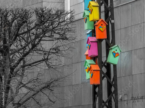 Maisonnette d'oiseau sur un pylône en ville